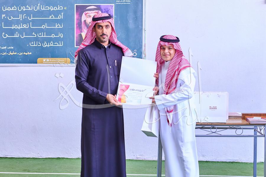 تكريم الطلاب المتفوقين في الاختبارات النهائية