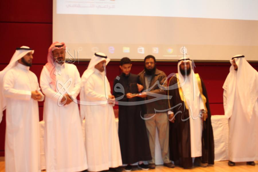 تكريم الطالب الفائز بالمركز الثاني  في مسابقة فرسان الإلقاء على مستوى مكتب التعليم بالرائد