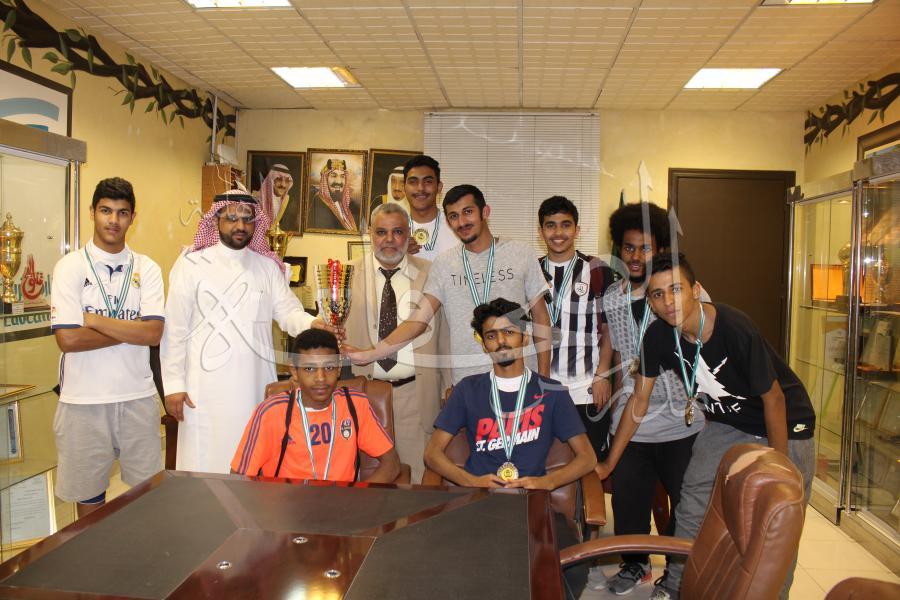 الفوز بالمركز الأول والكأس في بطولة العاب القوى على مستوى مدارس مكتب التعليم بالرائد