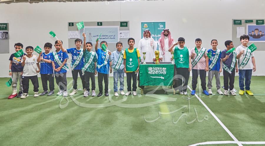 تكريم الطلاب المشاركين في اليوم الوطني ( 93 )