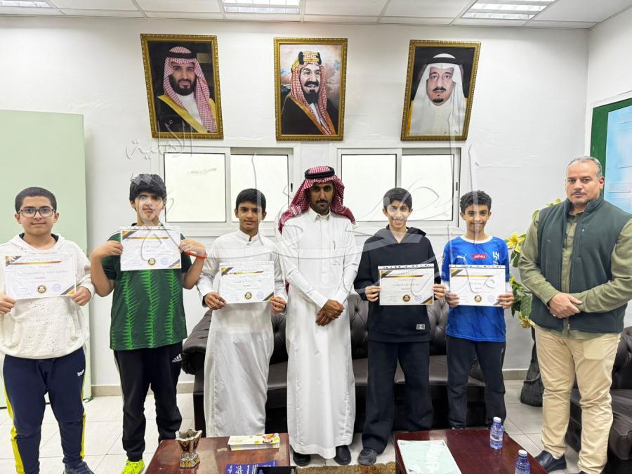 تكرم الطلاب الفائزين في المسابقة العلمية في اللغة الانجليزية